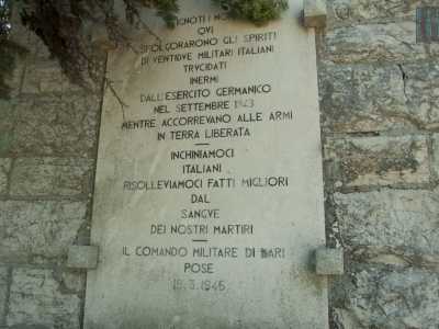 �Ignoti i nomi, qui sfolgorarono gli spiriti di ventidue militari italiani trucidati inermi dall�esercito germanico nel settembre 1943, mentre accorrevano alle armi in terra liberata�...